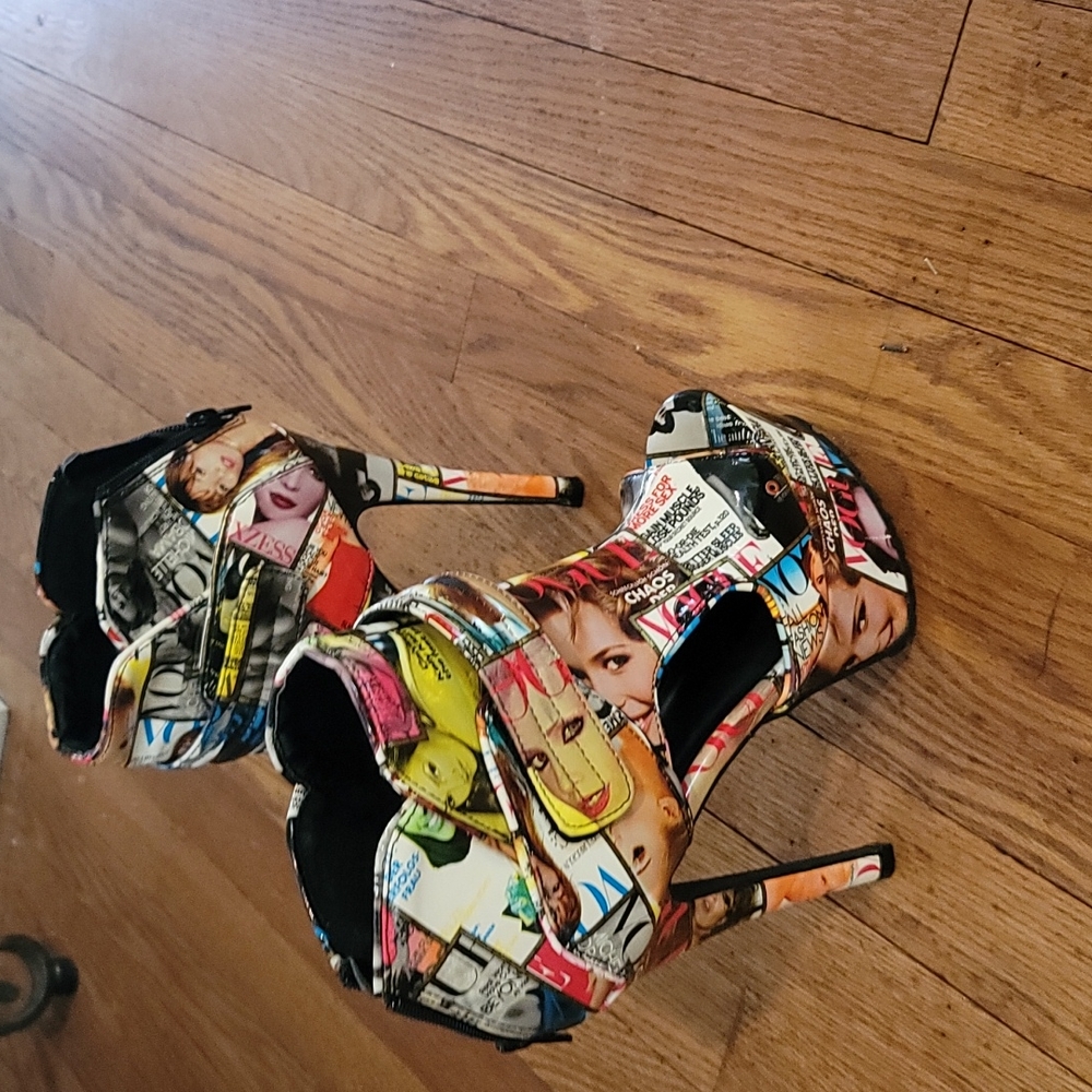 Magazine Sandals - Picture 2 of 2